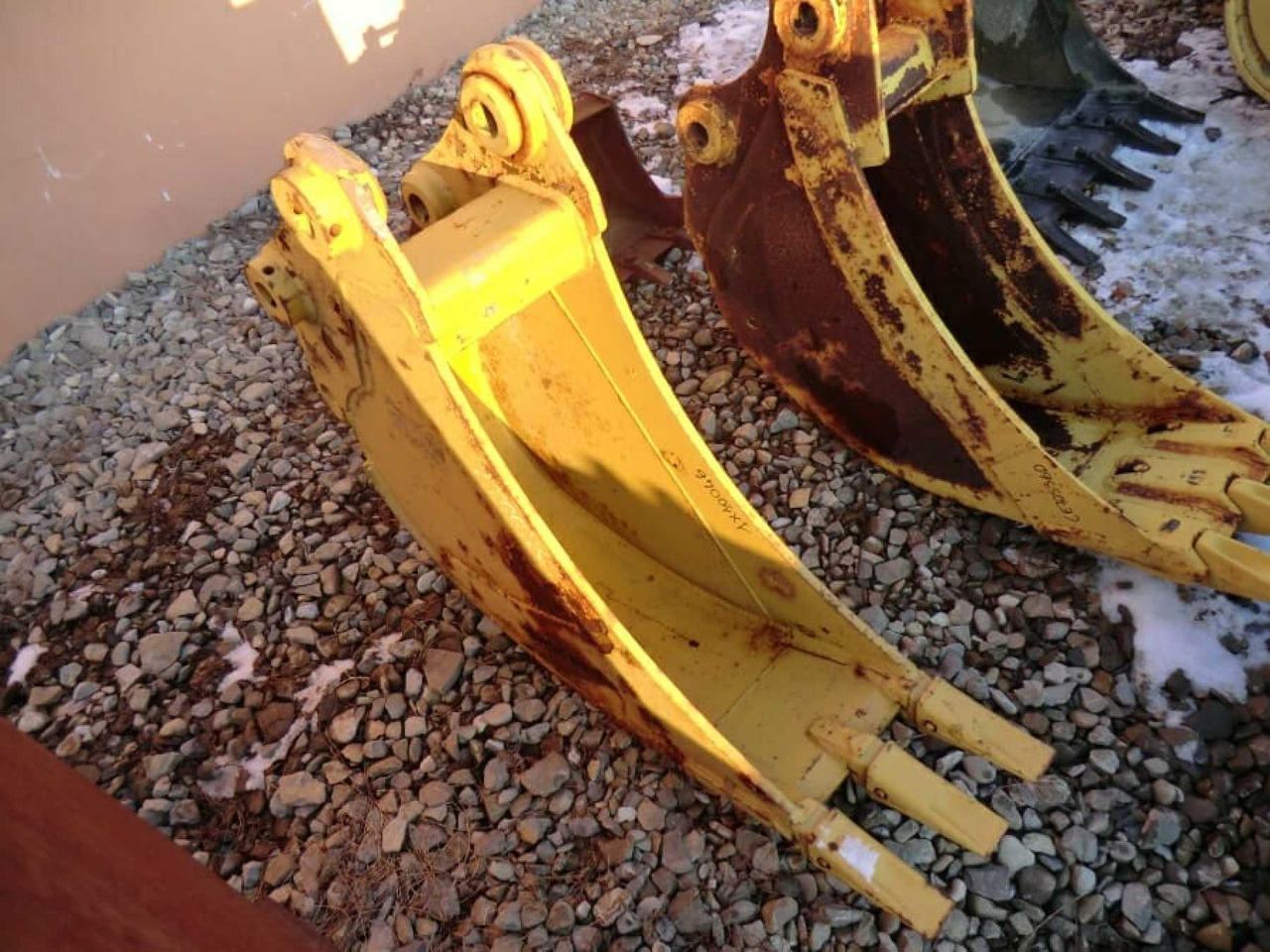 Caterpillar 307 Benna HD con denti, marca ROMEA, peso 200 kg, anno di costruzione 2004. Larghezza mm 300. - Kotró kanál: 1 kép. Caterpillar 307 Benna HD con denti, marca ROMEA, peso 200 kg, anno di costruzione 2004. Larghezza mm 300. - Kotró kanál: 1 kép.