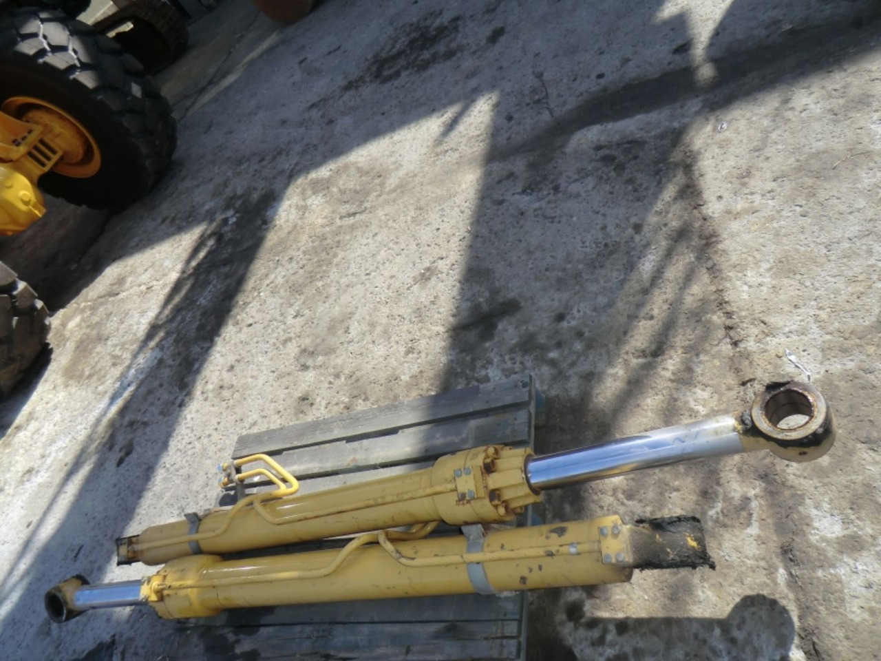 Caterpillar 317B LN N. 2 cilindri di sollevamento - Hidraulikus henger - Építőipari gépek: 3 kép. Caterpillar 317B LN N. 2 cilindri di sollevamento - Hidraulikus henger - Építőipari gépek: 3 kép.