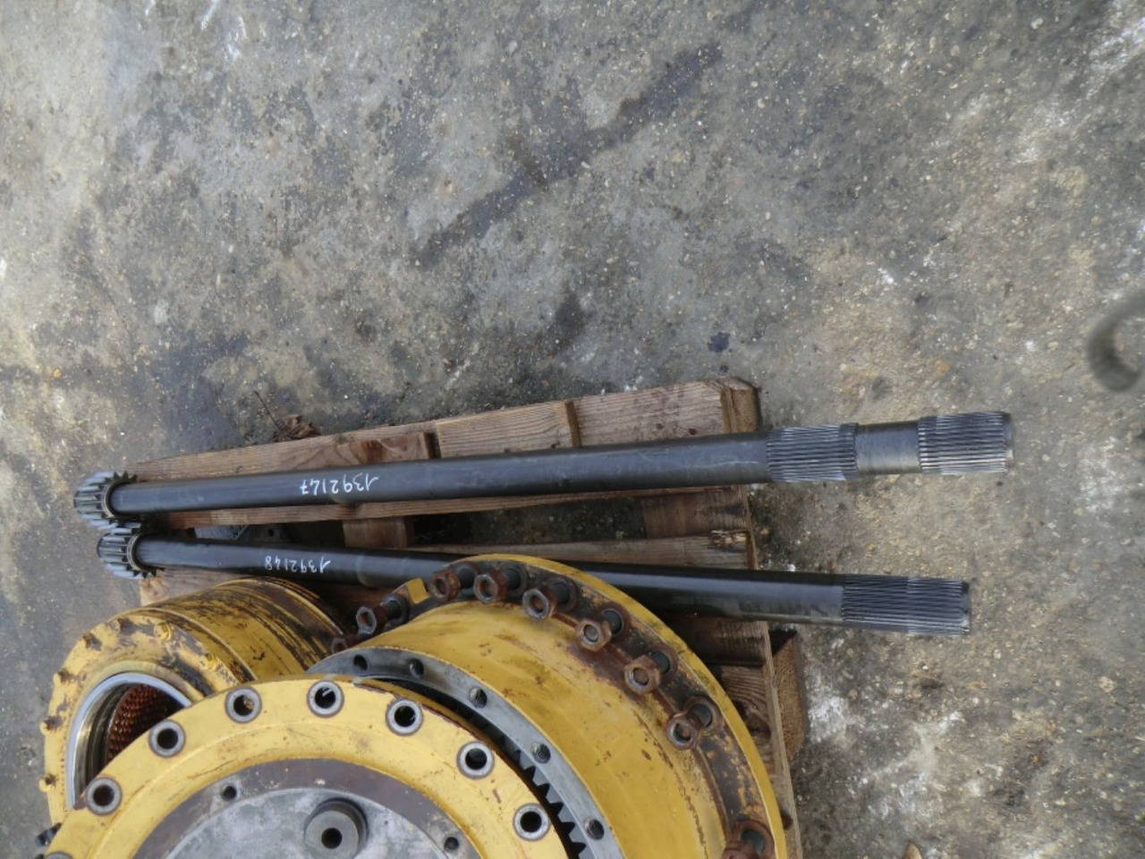 Caterpillar 735 Semiasse con una filettatura - Erőátvitel - Építőipari gépek: 3 kép. Caterpillar 735 Semiasse con una filettatura - Erőátvitel - Építőipari gépek: 3 kép.