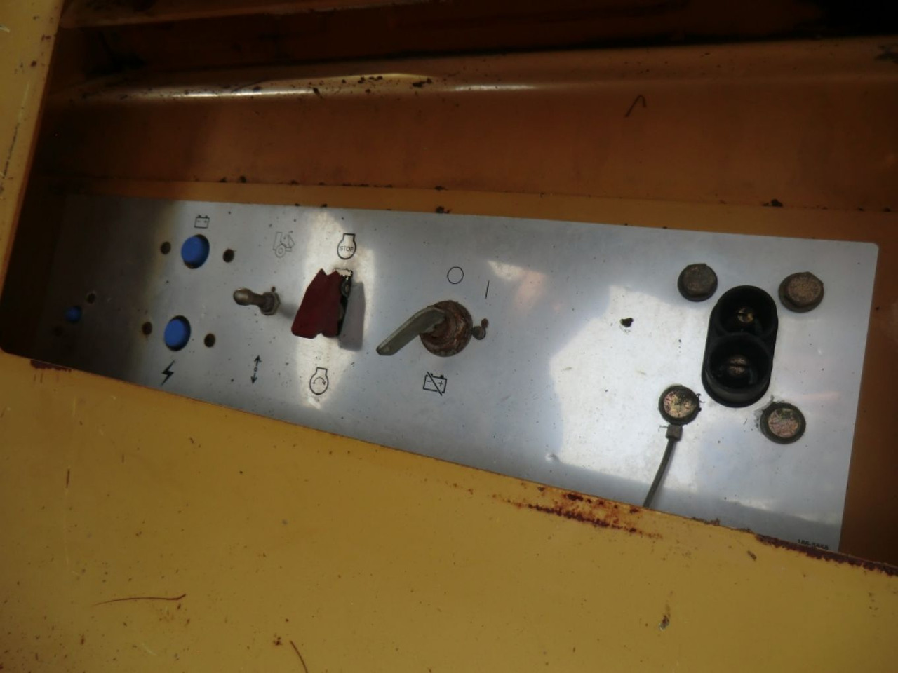 Caterpillar 735 Serbatotio olio idraulico, completo di porta batterie, quadro elettrico. - Hidraulikus tartály - Építőipari gépek: 1 kép. Caterpillar 735 Serbatotio olio idraulico, completo di porta batterie, quadro elettrico. - Hidraulikus tartály - Építőipari gépek: 1 kép.