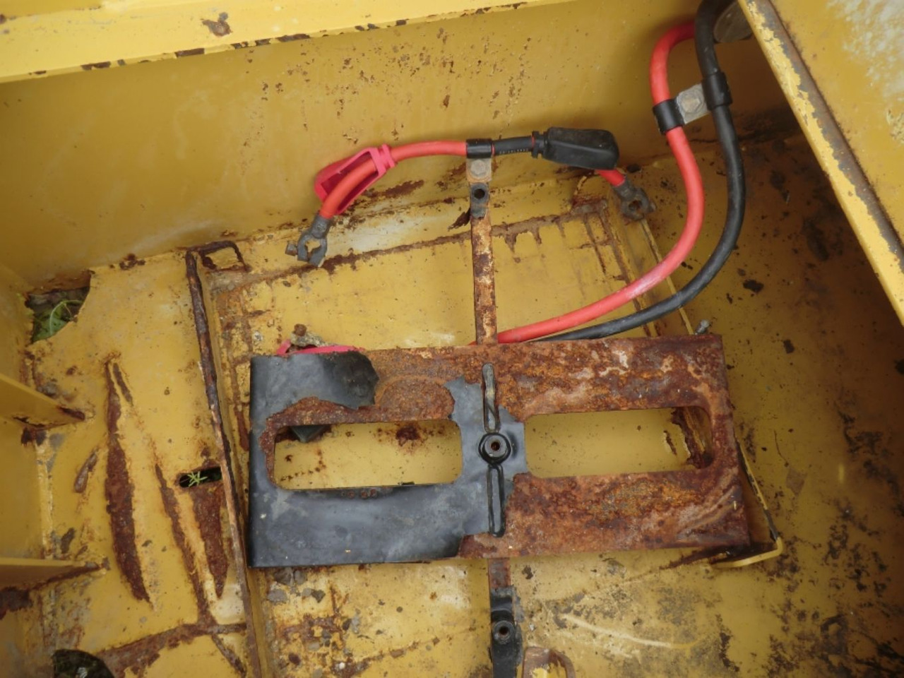 Caterpillar 735 Serbatotio olio idraulico, completo di porta batterie, quadro elettrico. - Hidraulikus tartály - Építőipari gépek: 5 kép. Caterpillar 735 Serbatotio olio idraulico, completo di porta batterie, quadro elettrico. - Hidraulikus tartály - Építőipari gépek: 5 kép.