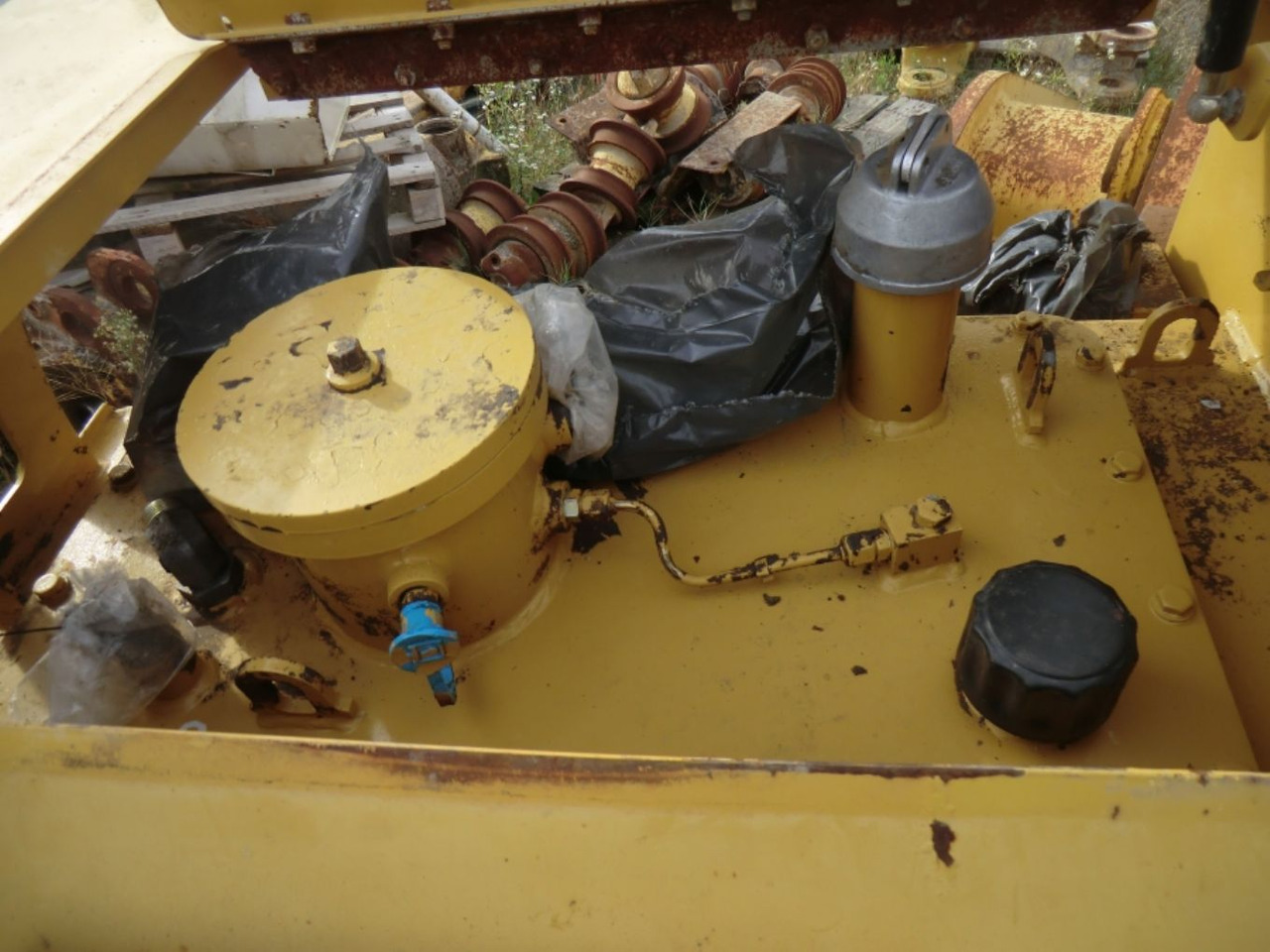 Caterpillar 735 Serbatotio olio idraulico, completo di porta batterie, quadro elettrico. - Hidraulikus tartály - Építőipari gépek: 4 kép. Caterpillar 735 Serbatotio olio idraulico, completo di porta batterie, quadro elettrico. - Hidraulikus tartály - Építőipari gépek: 4 kép.