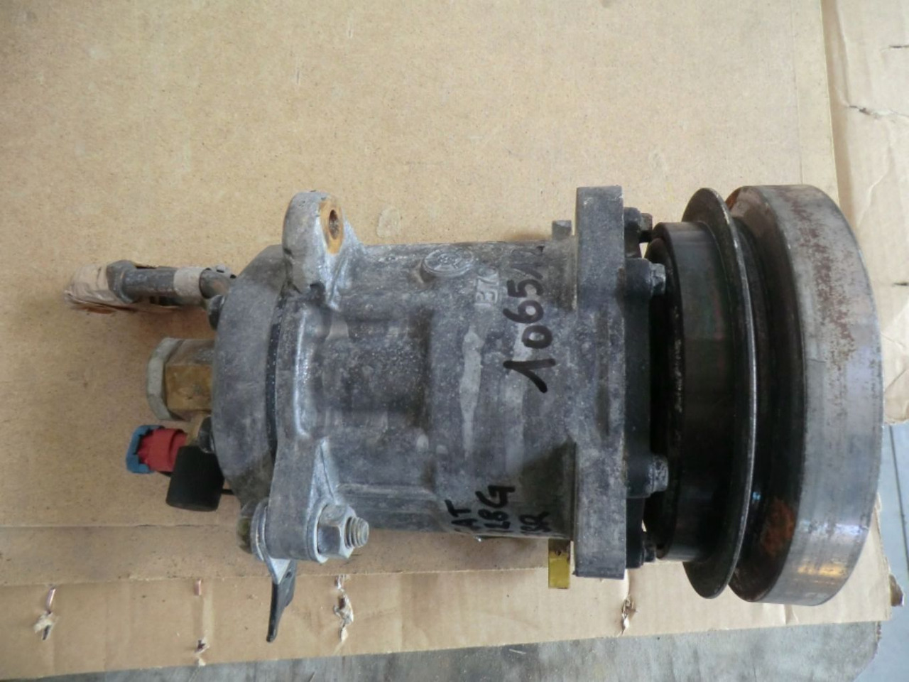 Caterpillar 928G COMPRESSORE ARIA CONDIZIONATA - Klímakompresszor - Építőipari gépek: 1 kép. Caterpillar 928G COMPRESSORE ARIA CONDIZIONATA - Klímakompresszor - Építőipari gépek: 1 kép.