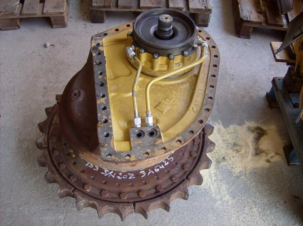 Caterpillar 953 RIDUTTORE DI TRASLAZIONE DESTRO COMPLETO DI RUOTA MOTRICE 3A6425 - Erőátvitel - Építőipari gépek: 1 kép. Caterpillar 953 RIDUTTORE DI TRASLAZIONE DESTRO COMPLETO DI RUOTA MOTRICE 3A6425 - Erőátvitel - Építőipari gépek: 1 kép.