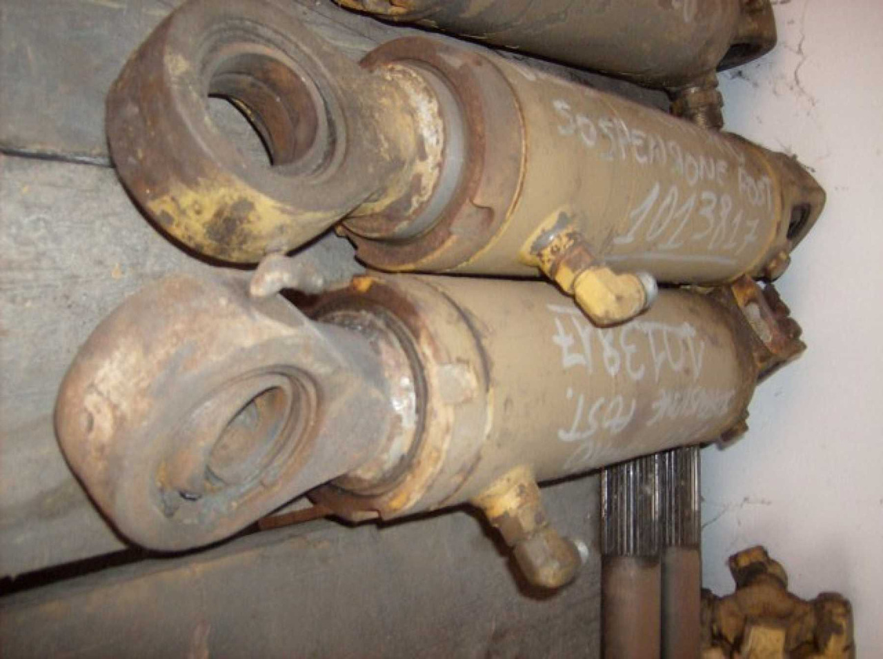 Caterpillar D300D CILINDRI DI SOSPENSIONE POSTERIORE - Hidraulikus henger - Építőipari gépek: 1 kép. Caterpillar D300D CILINDRI DI SOSPENSIONE POSTERIORE - Hidraulikus henger - Építőipari gépek: 1 kép.