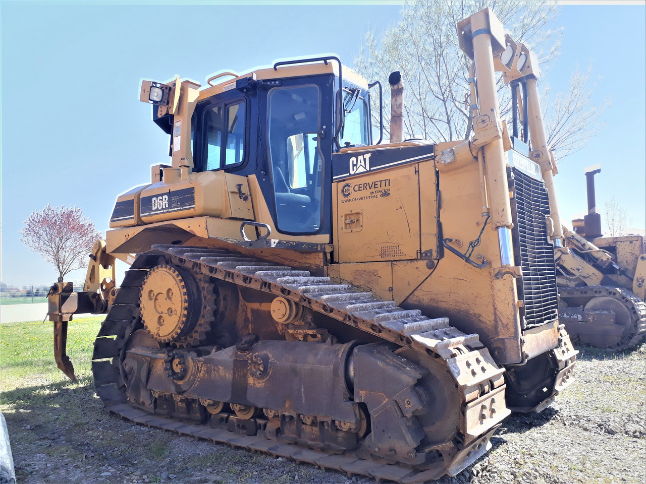 Caterpillar D6R II XL - Buldózer: 2 kép. Caterpillar D6R II XL - Buldózer: 2 kép.
