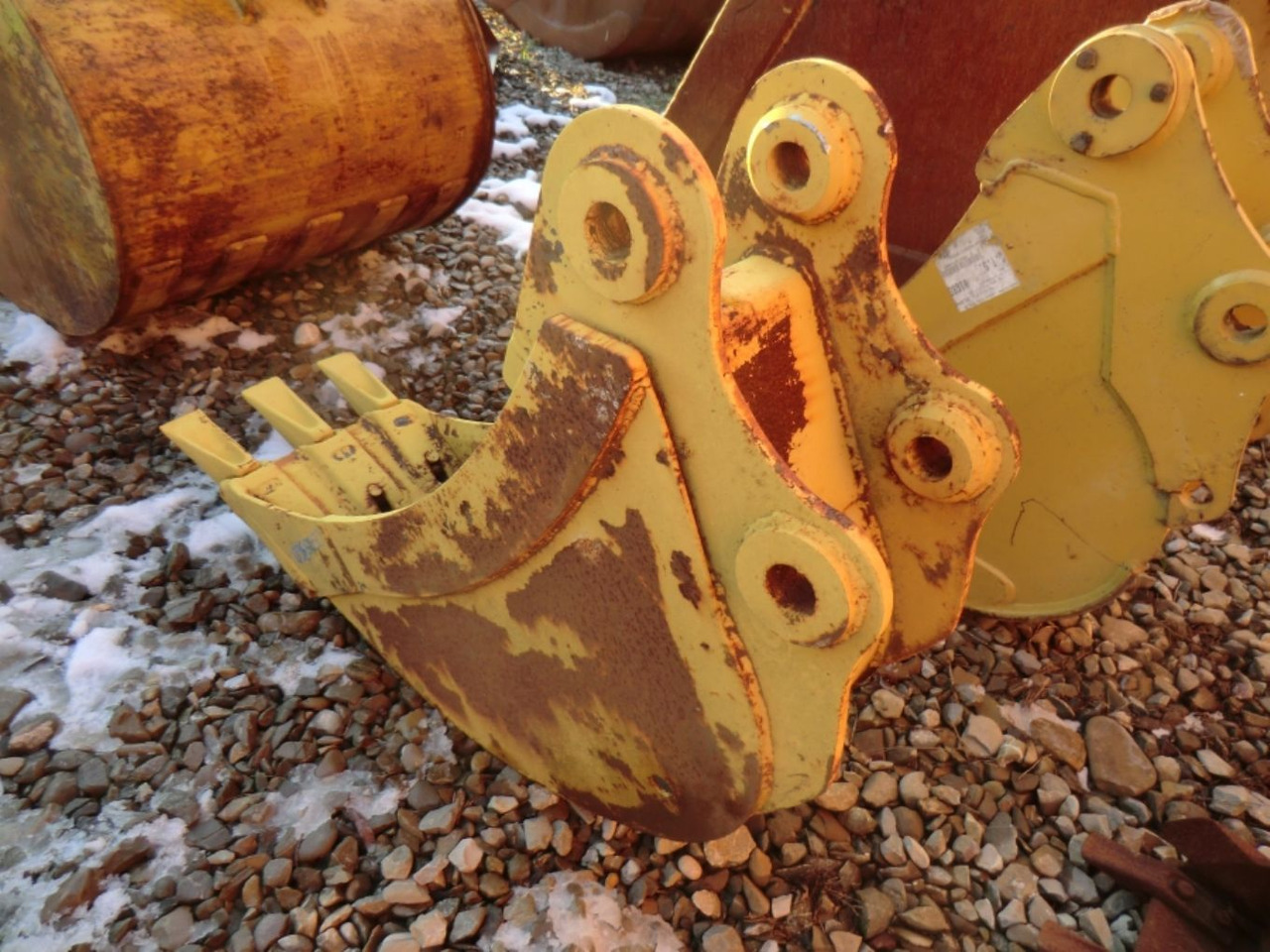 Caterpillar E70 Benna con denti, larghezza mm 350 - Kotró kanál: 3 kép. Caterpillar E70 Benna con denti, larghezza mm 350 - Kotró kanál: 3 kép.
