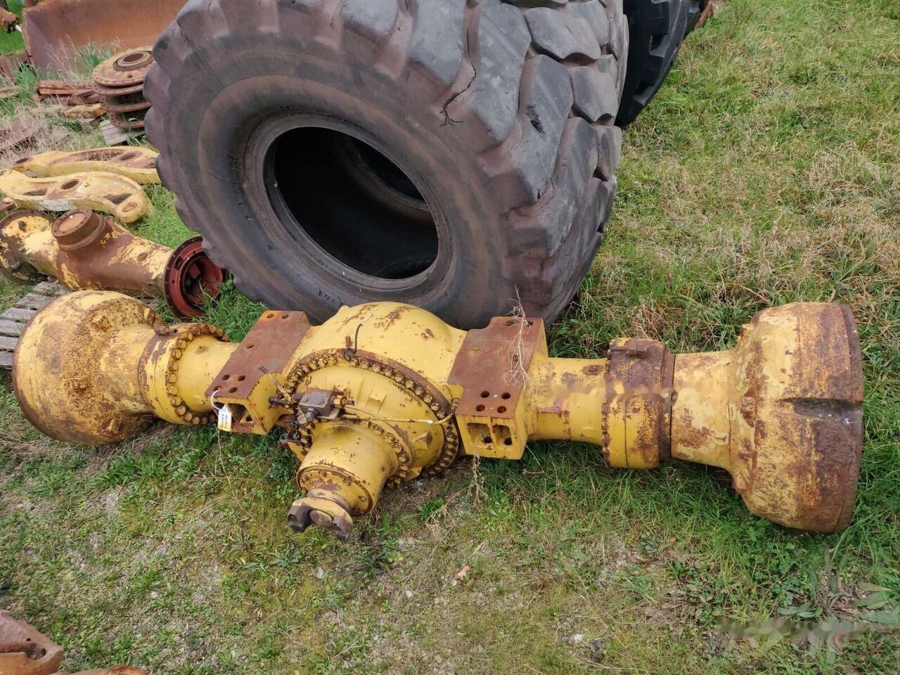 FRONT FIXED AXLE COMPLETE WITH DIFFERENTIAL AND BEVEL GEAR, FINA 1378862 1378833 Caterpillar 988G - Első tengely - Anyagmozgató gép: 2 kép. FRONT FIXED AXLE COMPLETE WITH DIFFERENTIAL AND BEVEL GEAR, FINA 1378862 1378833 Caterpillar 988G - Első tengely - Anyagmozgató gép: 2 kép.