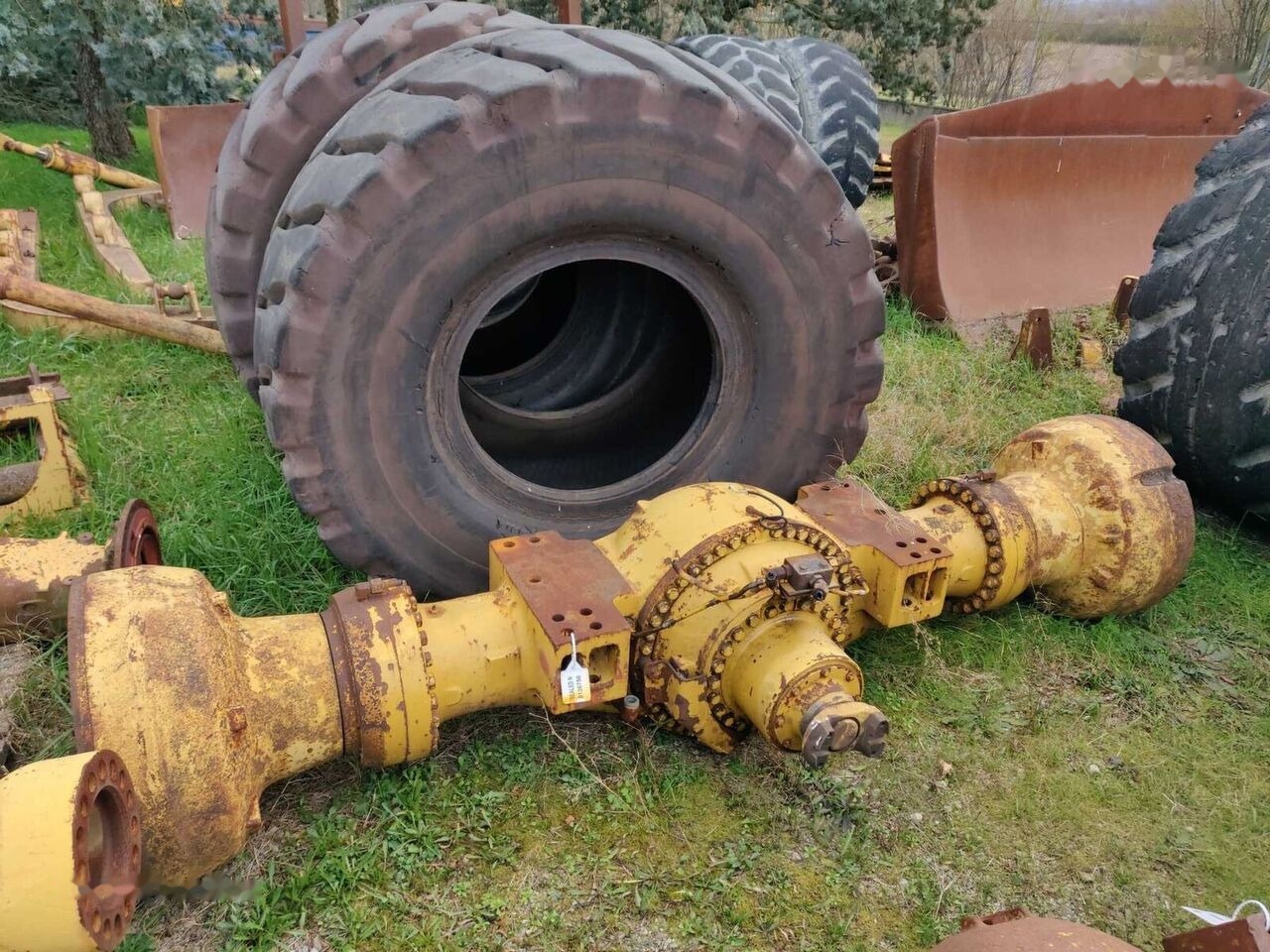 FRONT FIXED AXLE COMPLETE WITH DIFFERENTIAL AND BEVEL GEAR, FINA 1378862 1378833 Caterpillar 988G - Első tengely - Anyagmozgató gép: 1 kép. FRONT FIXED AXLE COMPLETE WITH DIFFERENTIAL AND BEVEL GEAR, FINA 1378862 1378833 Caterpillar 988G - Első tengely - Anyagmozgató gép: 1 kép.