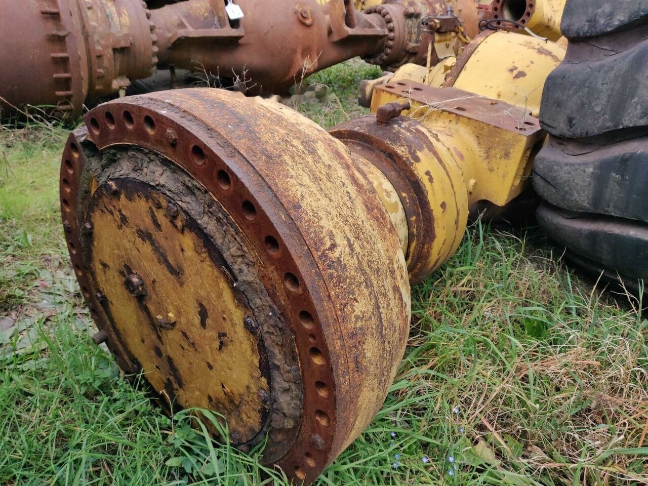 FRONT FIXED AXLE COMPLETE WITH DIFFERENTIAL AND BEVEL GEAR, FINA 1378862 1378833 Caterpillar 988G - Első tengely - Anyagmozgató gép: 5 kép. FRONT FIXED AXLE COMPLETE WITH DIFFERENTIAL AND BEVEL GEAR, FINA 1378862 1378833 Caterpillar 988G - Első tengely - Anyagmozgató gép: 5 kép.