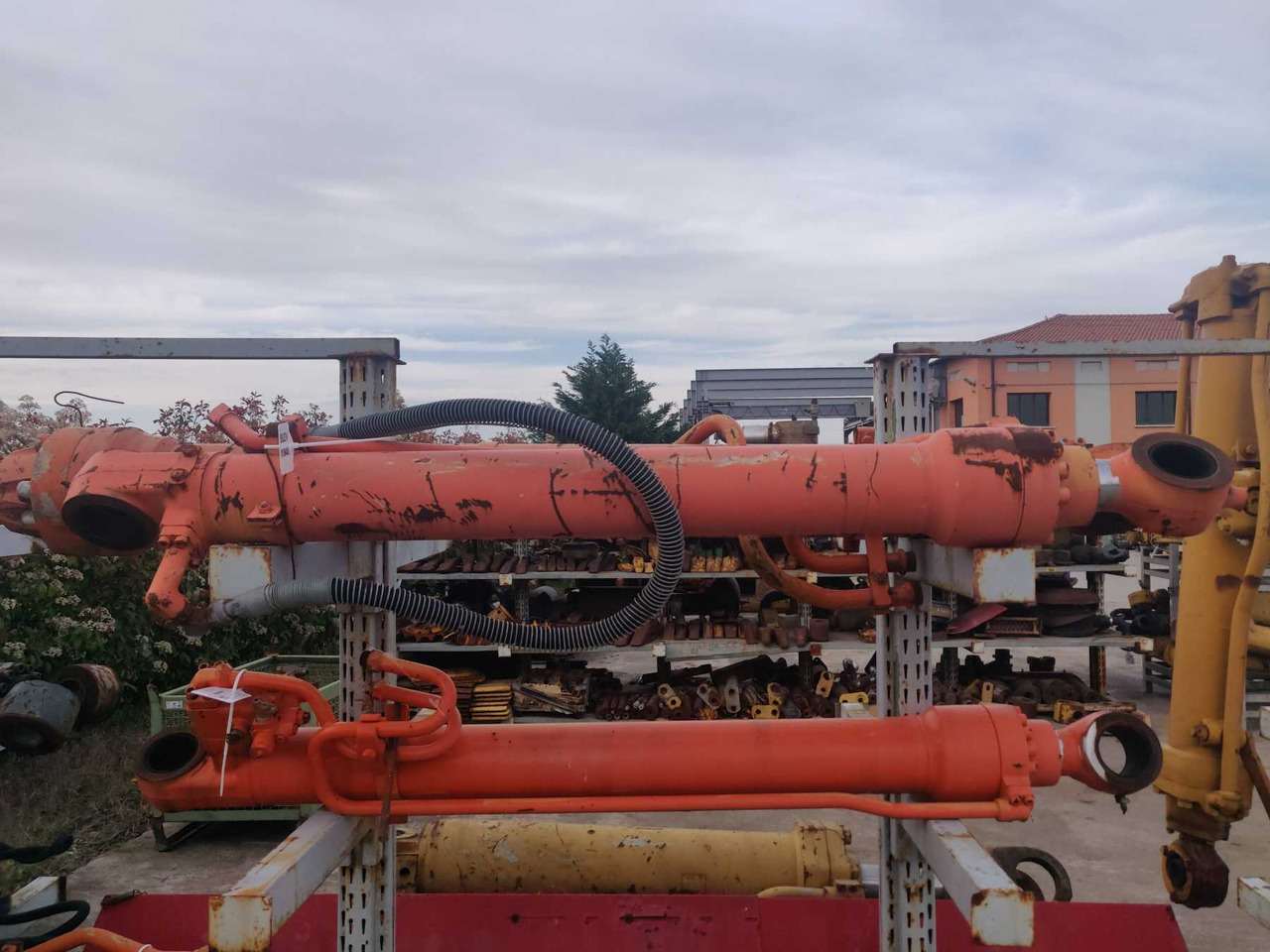 HITACHI ZX240 BAS Cilindro benna - Hidraulikus henger - Építőipari gépek: 1 kép. HITACHI ZX240 BAS Cilindro benna - Hidraulikus henger - Építőipari gépek: 1 kép.