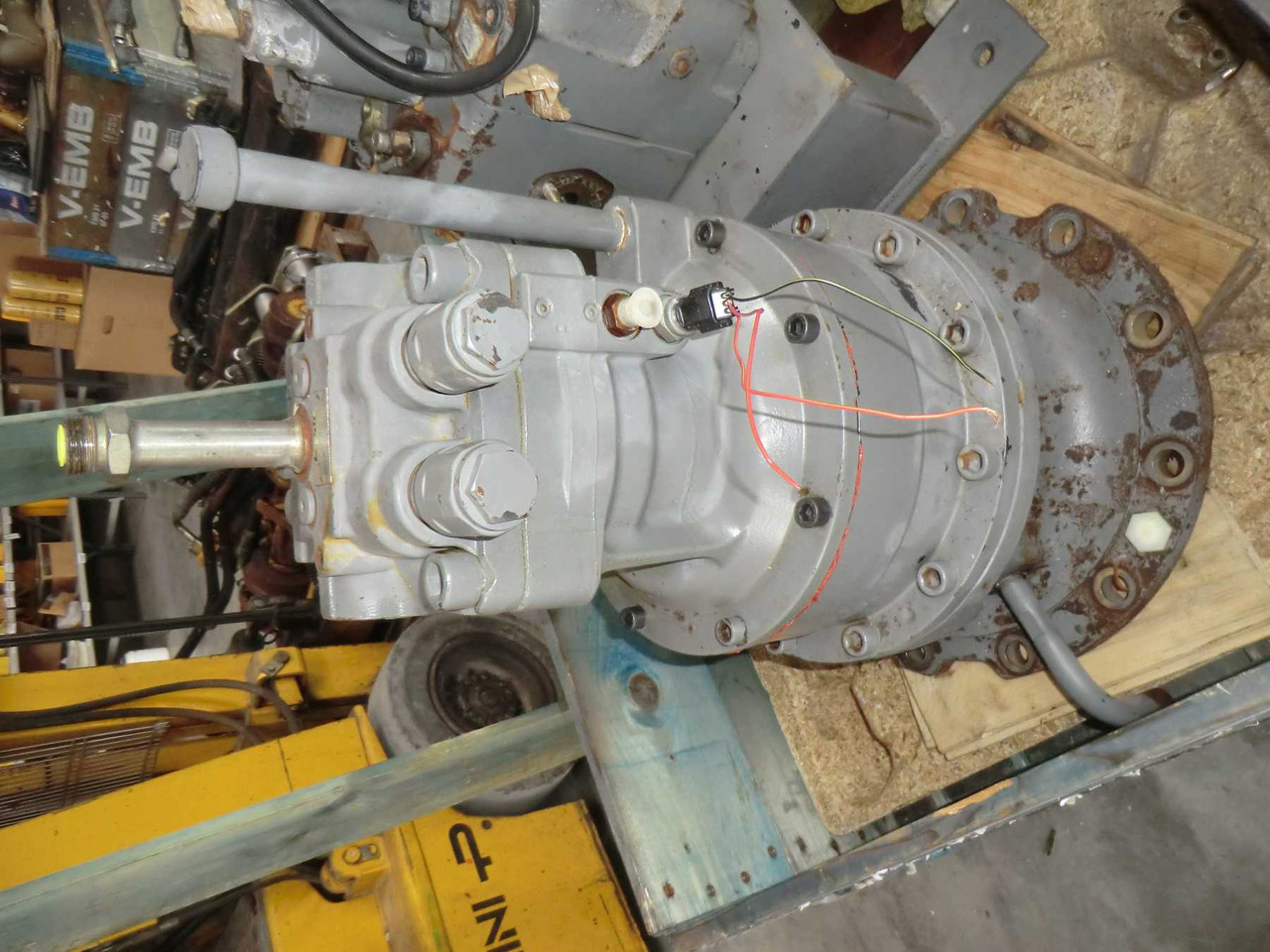 HITACHI ZX240 BAS RIDUTTORE DI ROTAZIONE APERTO E CONTROLLATO. - Erőátvitel - Építőipari gépek: 2 kép. HITACHI ZX240 BAS RIDUTTORE DI ROTAZIONE APERTO E CONTROLLATO. - Erőátvitel - Építőipari gépek: 2 kép.