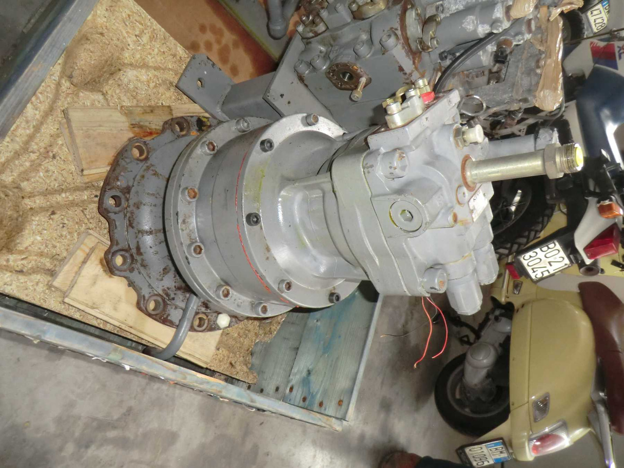 HITACHI ZX240 BAS RIDUTTORE DI ROTAZIONE APERTO E CONTROLLATO. - Erőátvitel - Építőipari gépek: 1 kép. HITACHI ZX240 BAS RIDUTTORE DI ROTAZIONE APERTO E CONTROLLATO. - Erőátvitel - Építőipari gépek: 1 kép.