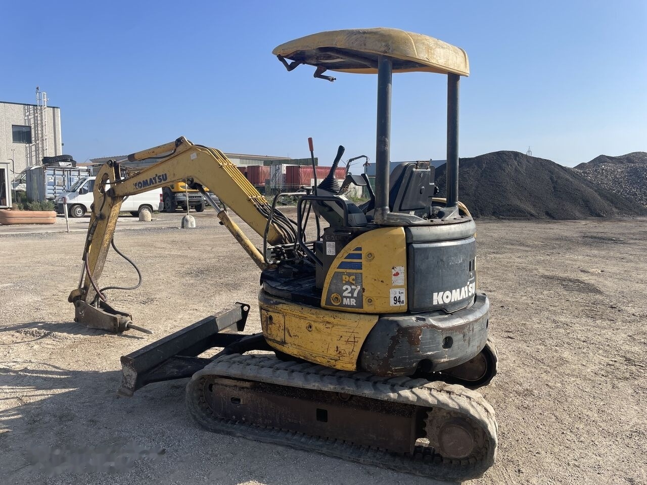 Komatsu PC27MR-2 - Minikotró: 2 kép. Komatsu PC27MR-2 - Minikotró: 2 kép.