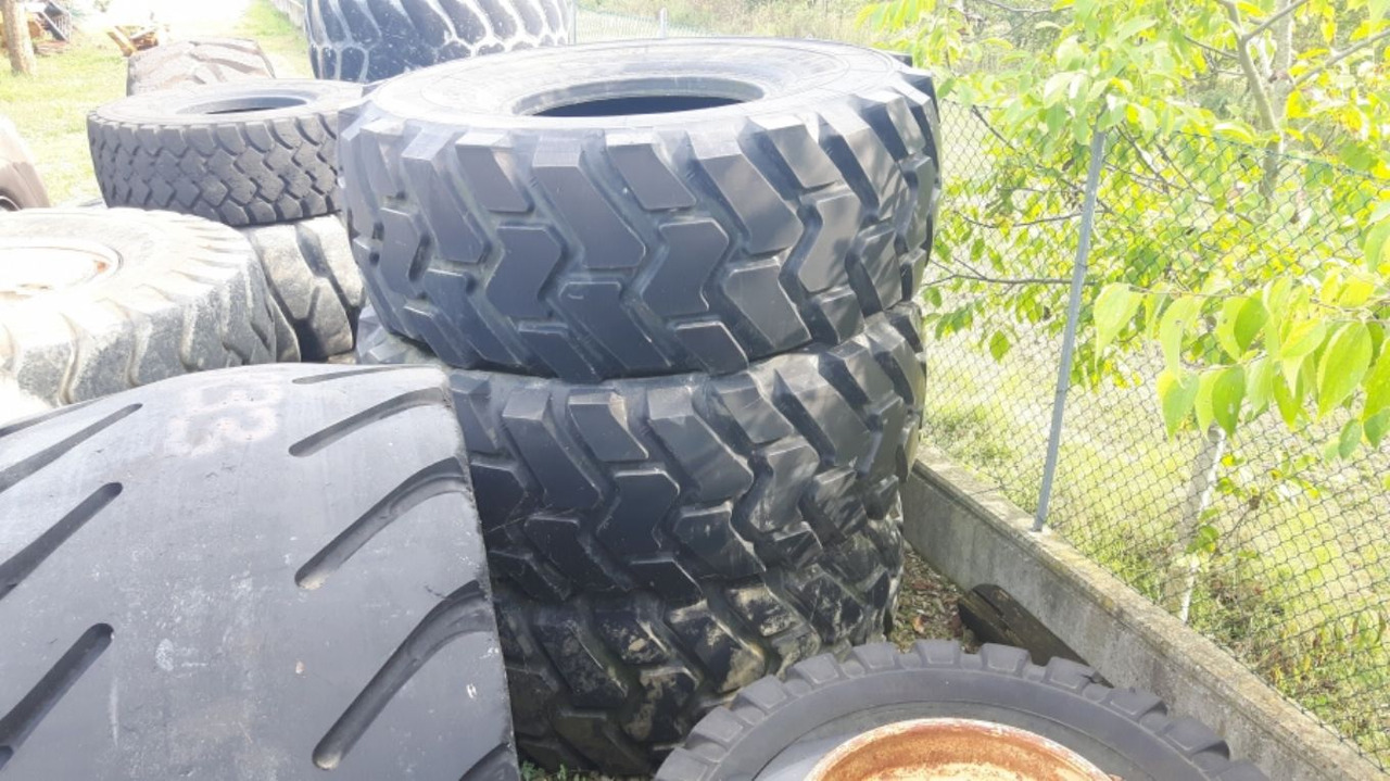 MICHELIN 29/5R35 Pneumatici 29.5R35 in buone condizioni - Gumiabroncs - Építőipari gépek: 2 kép. MICHELIN 29/5R35 Pneumatici 29.5R35 in buone condizioni - Gumiabroncs - Építőipari gépek: 2 kép.