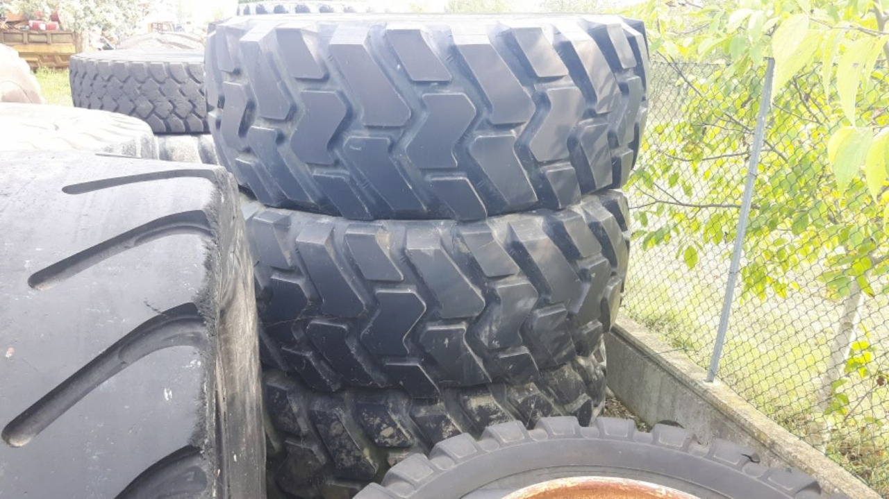 MICHELIN 29/5R35 Pneumatici 29.5R35 in buone condizioni - Gumiabroncs - Építőipari gépek: 1 kép. MICHELIN 29/5R35 Pneumatici 29.5R35 in buone condizioni - Gumiabroncs - Építőipari gépek: 1 kép.