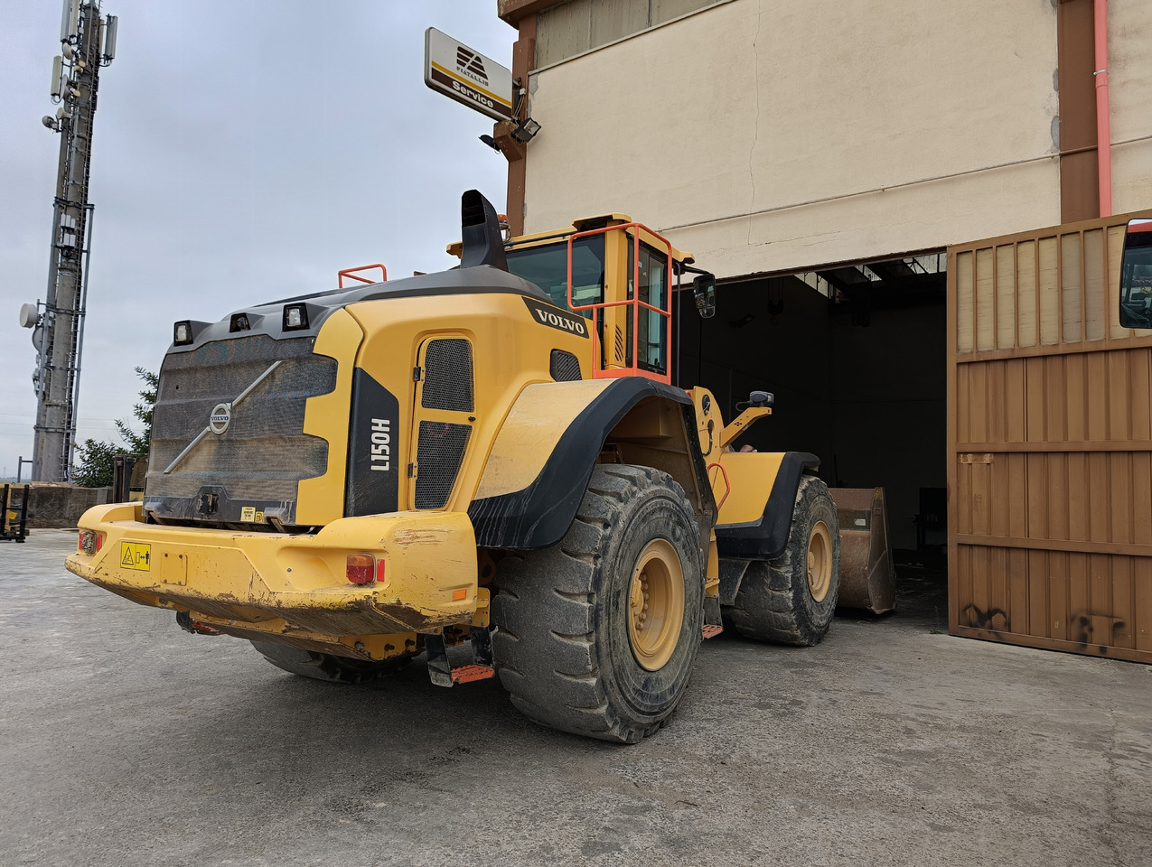 VOLVO L150H - Gumikerekes homlokrakodó: 2 kép. VOLVO L150H - Gumikerekes homlokrakodó: 2 kép.