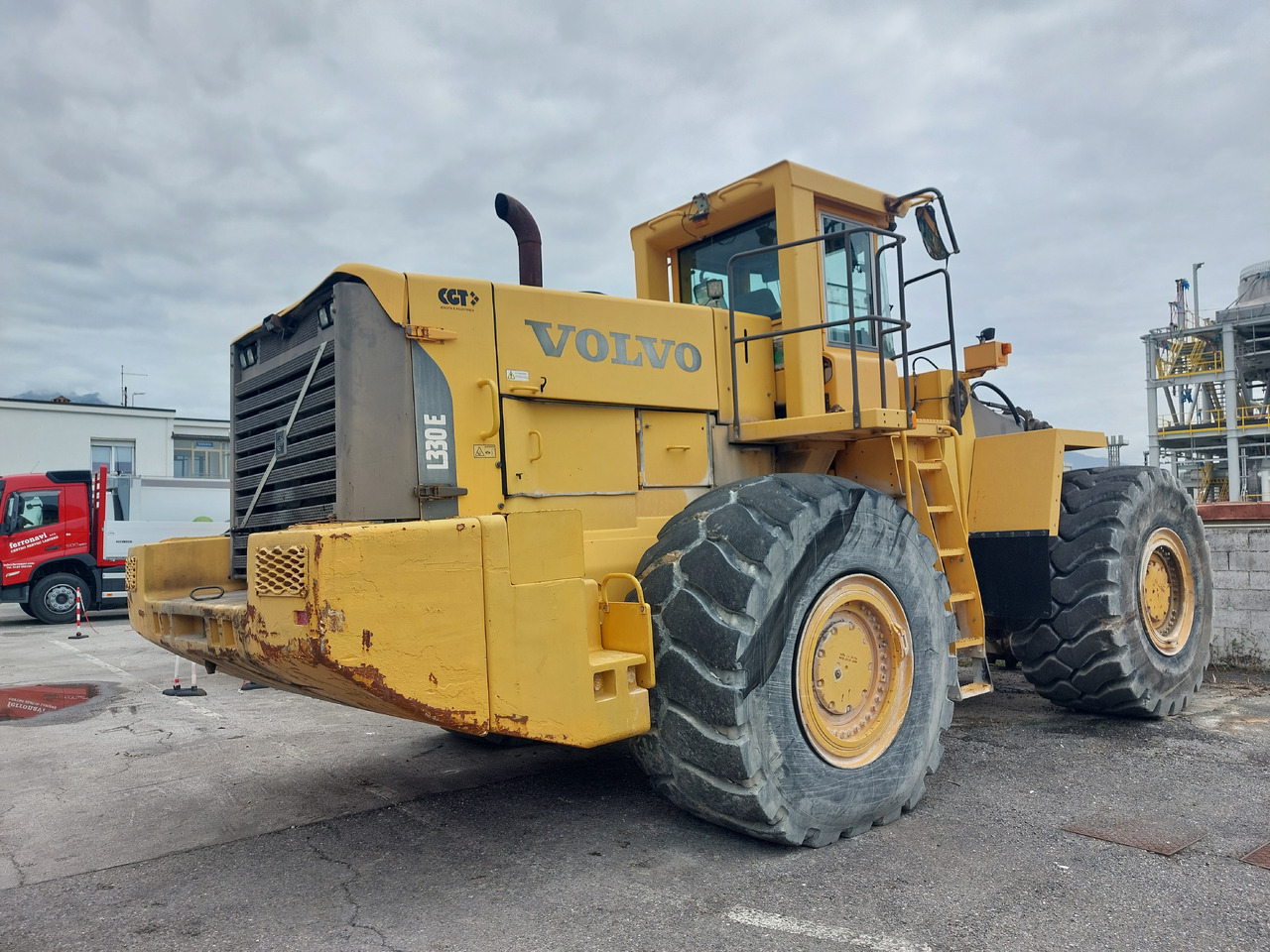 VOLVO L330E HDBH - Gumikerekes homlokrakodó: 4 kép. VOLVO L330E HDBH - Gumikerekes homlokrakodó: 4 kép.