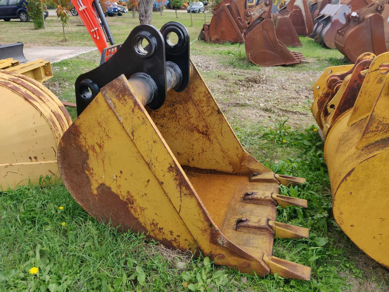 Varie 1000 MM benna da 1000 mm con denti. Attacco adattabile CAT 323B e VOLVO EC220 - Kotró kanál: 2 kép. Varie 1000 MM benna da 1000 mm con denti. Attacco adattabile CAT 323B e VOLVO EC220 - Kotró kanál: 2 kép.