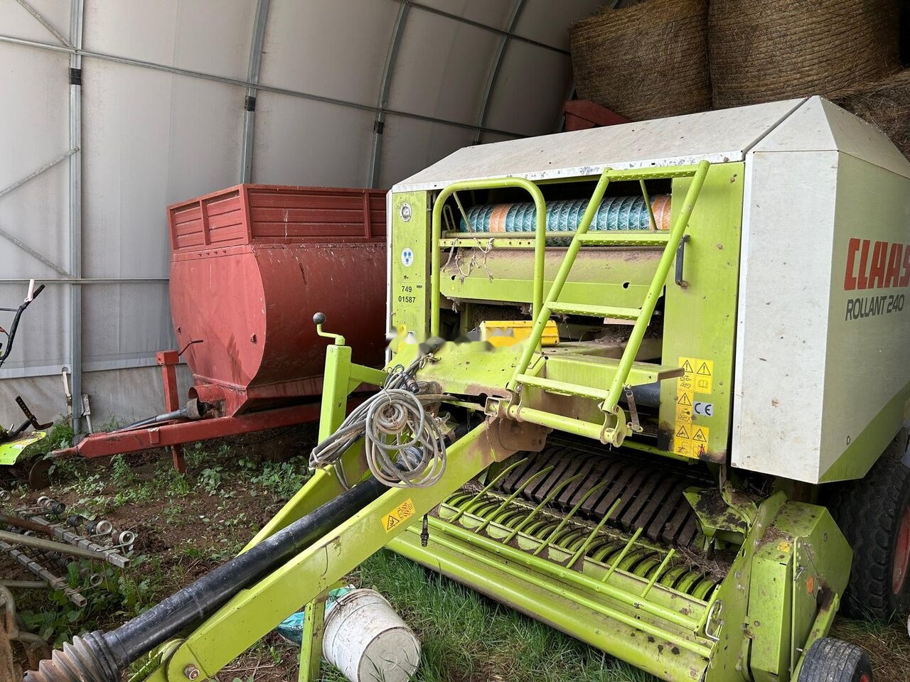 Claas ROLLANT 240 - Bálázó: 1 kép. Claas ROLLANT 240 - Bálázó: 1 kép.