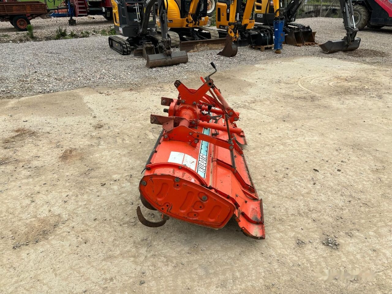Kubota R 15 N - Talajmaró: 3 kép. Kubota R 15 N - Talajmaró: 3 kép.