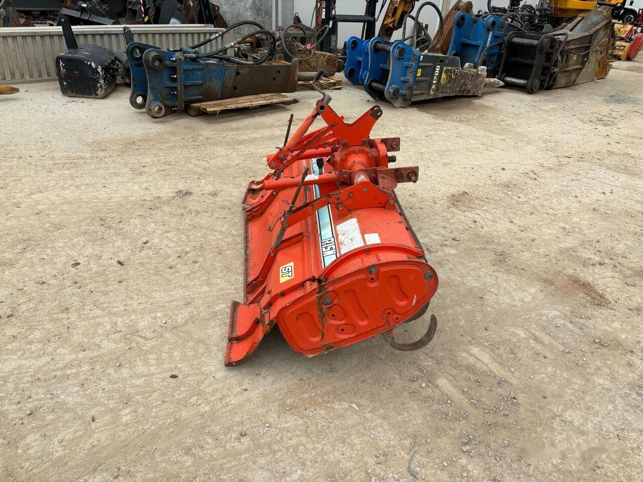 Kubota R 15 N - Talajmaró: 2 kép. Kubota R 15 N - Talajmaró: 2 kép.