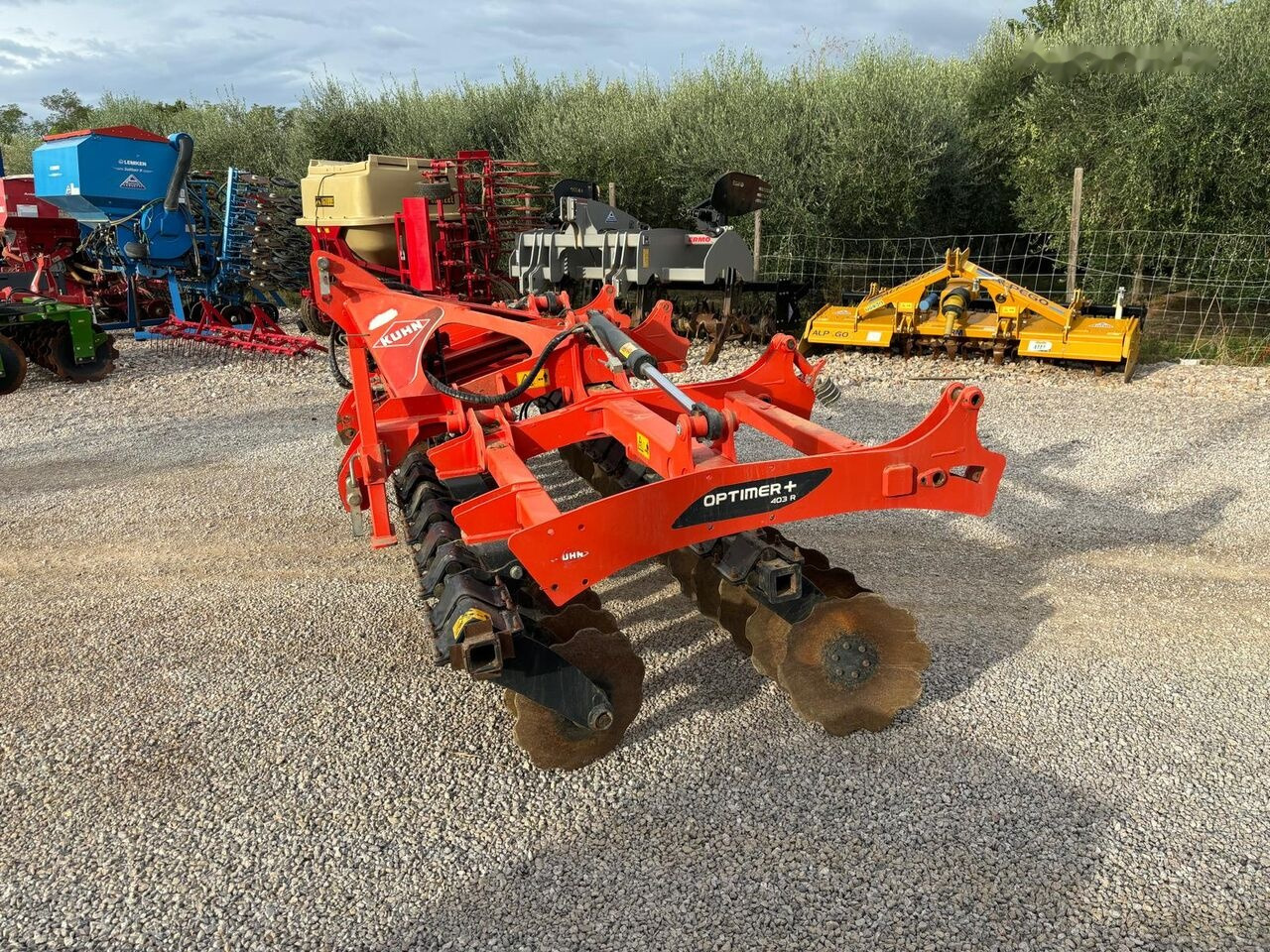 Kuhn OPTIMER +403R - Tárcsás borona: 5 kép. Kuhn OPTIMER +403R - Tárcsás borona: 5 kép.