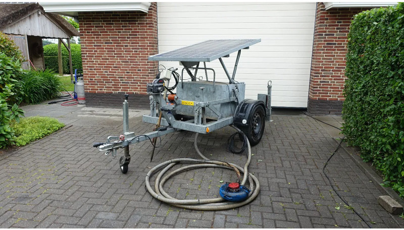 Plasdraspomp op aanhangwagen afzetbaar - Függesztett permetező: 1 kép. Plasdraspomp op aanhangwagen afzetbaar - Függesztett permetező: 1 kép.