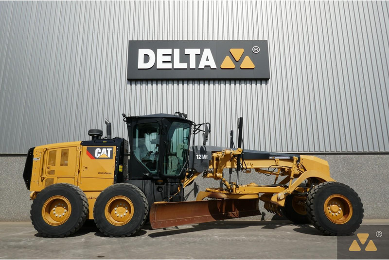 Caterpillar 12M3 - Gréder: 2 kép. Caterpillar 12M3 - Gréder: 2 kép.
