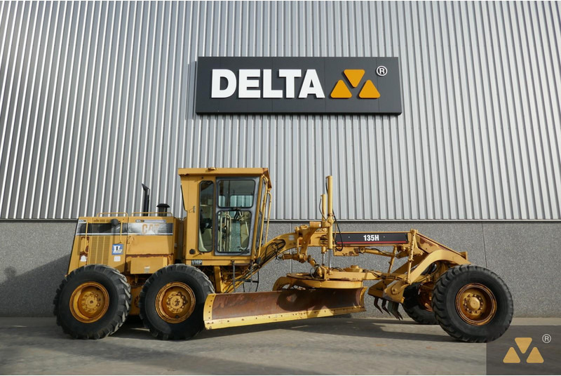 Caterpillar 135H - Gréder: 2 kép. Caterpillar 135H - Gréder: 2 kép.