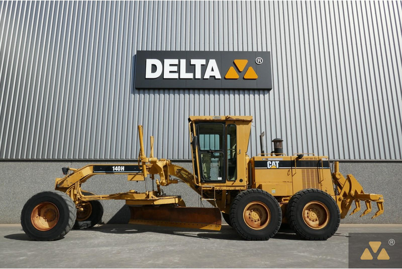 Caterpillar 140H - Gréder: 1 kép. Caterpillar 140H - Gréder: 1 kép.