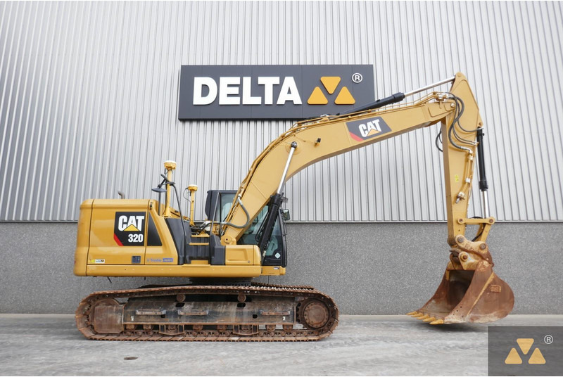Caterpillar 320 - Lánctalpas kotró: 2 kép. Caterpillar 320 - Lánctalpas kotró: 2 kép.