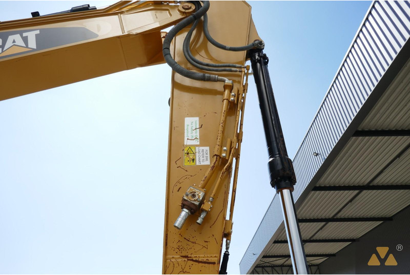 Lánctalpas kotró Caterpillar 320FL: 14 kép. Lánctalpas kotró Caterpillar 320FL: 14 kép.