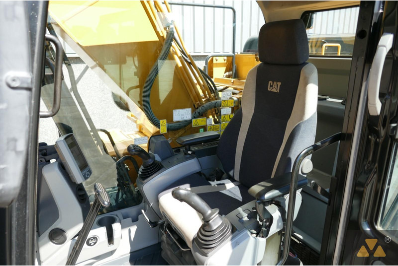 Lánctalpas kotró Caterpillar 320FL: 7 kép. Lánctalpas kotró Caterpillar 320FL: 7 kép.