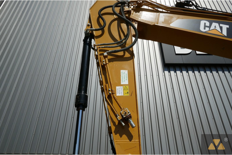 Lánctalpas kotró Caterpillar 320FL: 13 kép. Lánctalpas kotró Caterpillar 320FL: 13 kép.