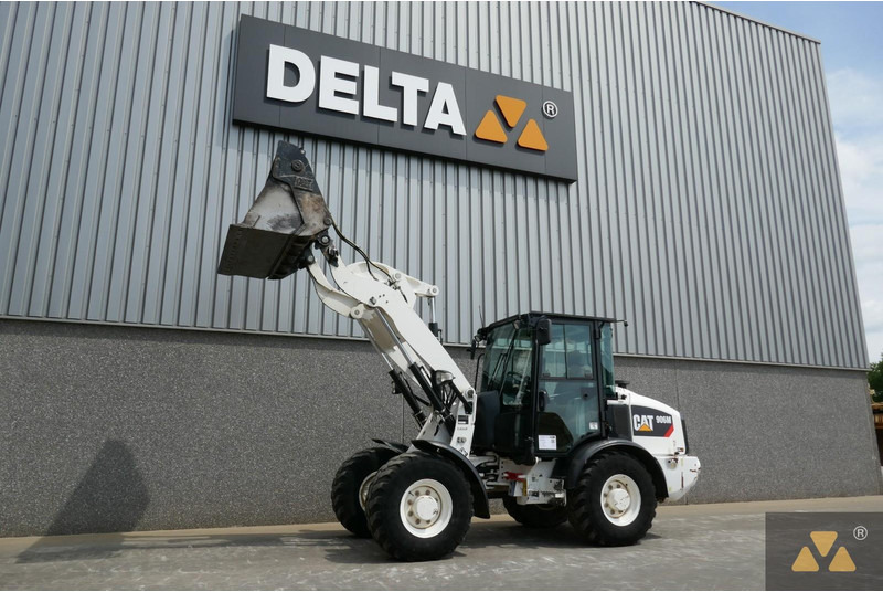 Caterpillar 906M - Gumikerekes homlokrakodó: 3 kép. Caterpillar 906M - Gumikerekes homlokrakodó: 3 kép.