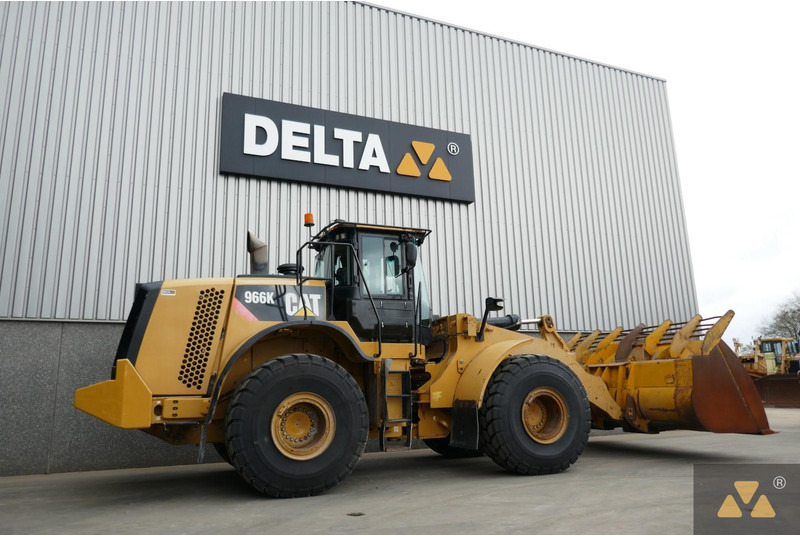 Caterpillar 966K - Gumikerekes homlokrakodó: 5 kép. Caterpillar 966K - Gumikerekes homlokrakodó: 5 kép.