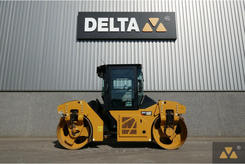 Caterpillar CB10 - Henger: 2 kép. Caterpillar CB10 - Henger: 2 kép.