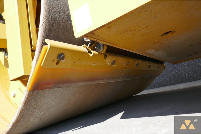 Henger Caterpillar CB10: 20 kép.