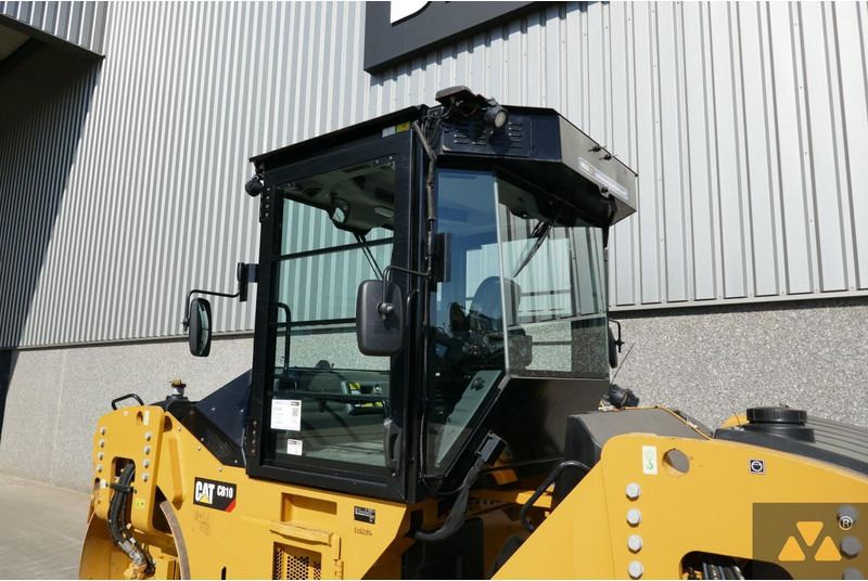 Henger Caterpillar CB10: 18 kép.