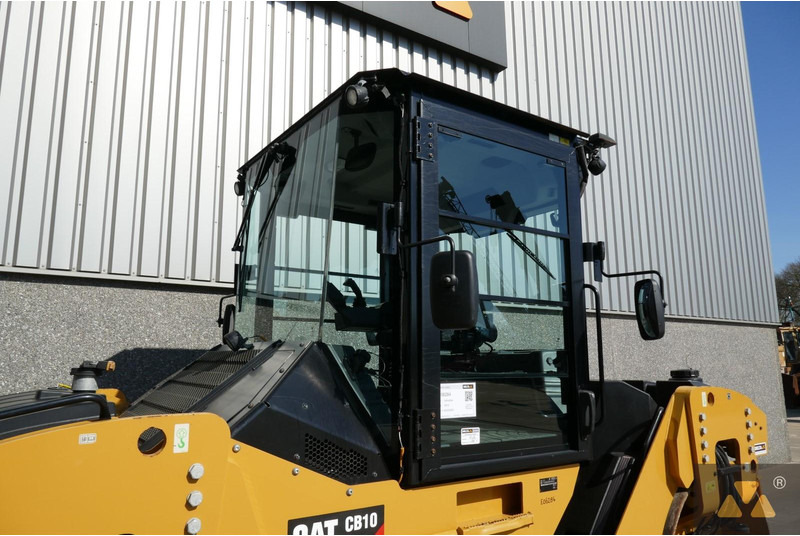 Henger Caterpillar CB10: 15 kép.