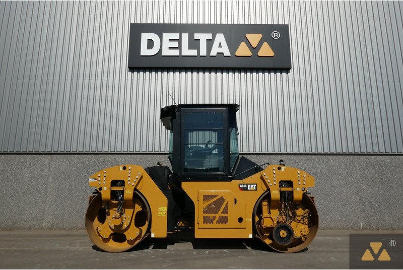 Caterpillar CB13 - Henger: 2 kép. Caterpillar CB13 - Henger: 2 kép.