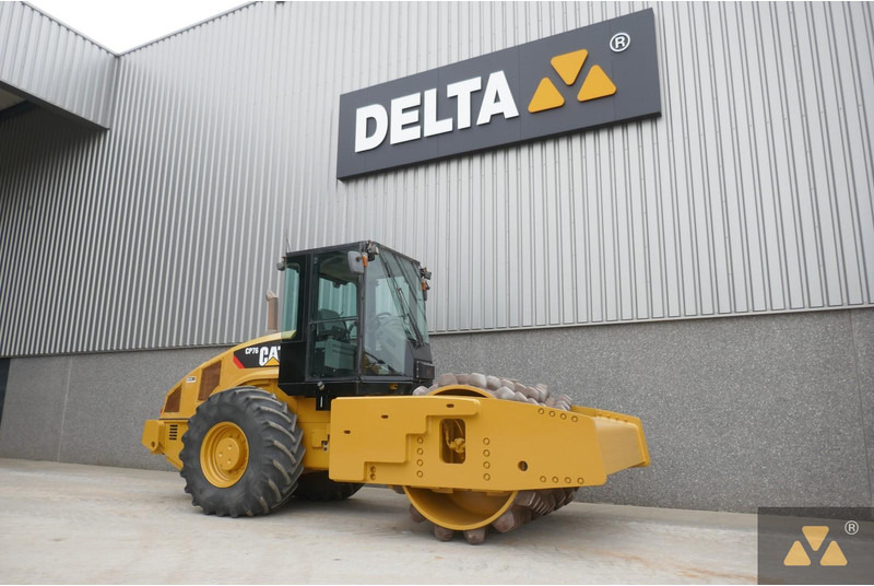 Caterpillar CP76 - Henger: 3 kép. Caterpillar CP76 - Henger: 3 kép.