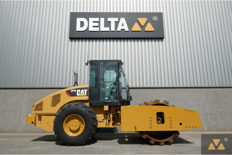 Caterpillar CP76 - Henger: 2 kép. Caterpillar CP76 - Henger: 2 kép.