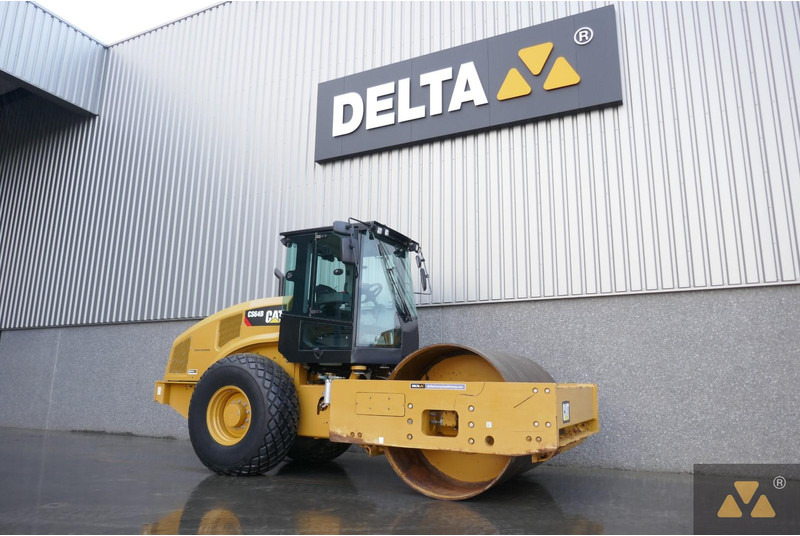 Caterpillar CS64B - Henger: 3 kép. Caterpillar CS64B - Henger: 3 kép.