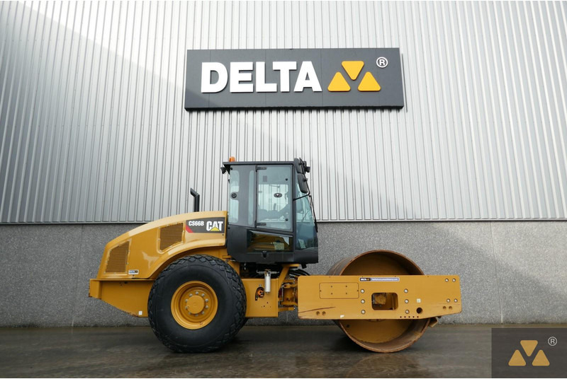 Caterpillar CS66B - Henger: 2 kép. Caterpillar CS66B - Henger: 2 kép.