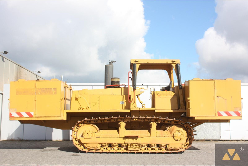 Caterpillar D6E Fuel tanker - Tartályos teherautó: 1 kép. Caterpillar D6E Fuel tanker - Tartályos teherautó: 1 kép.