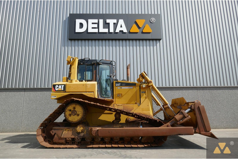 Caterpillar D6T LGP - Buldózer: 2 kép. Caterpillar D6T LGP - Buldózer: 2 kép.