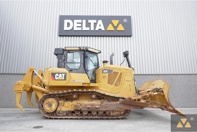 Caterpillar D7E - Buldózer: 2 kép. Caterpillar D7E - Buldózer: 2 kép.