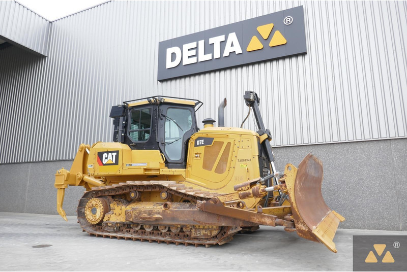Caterpillar D7E - Buldózer: 3 kép. Caterpillar D7E - Buldózer: 3 kép.